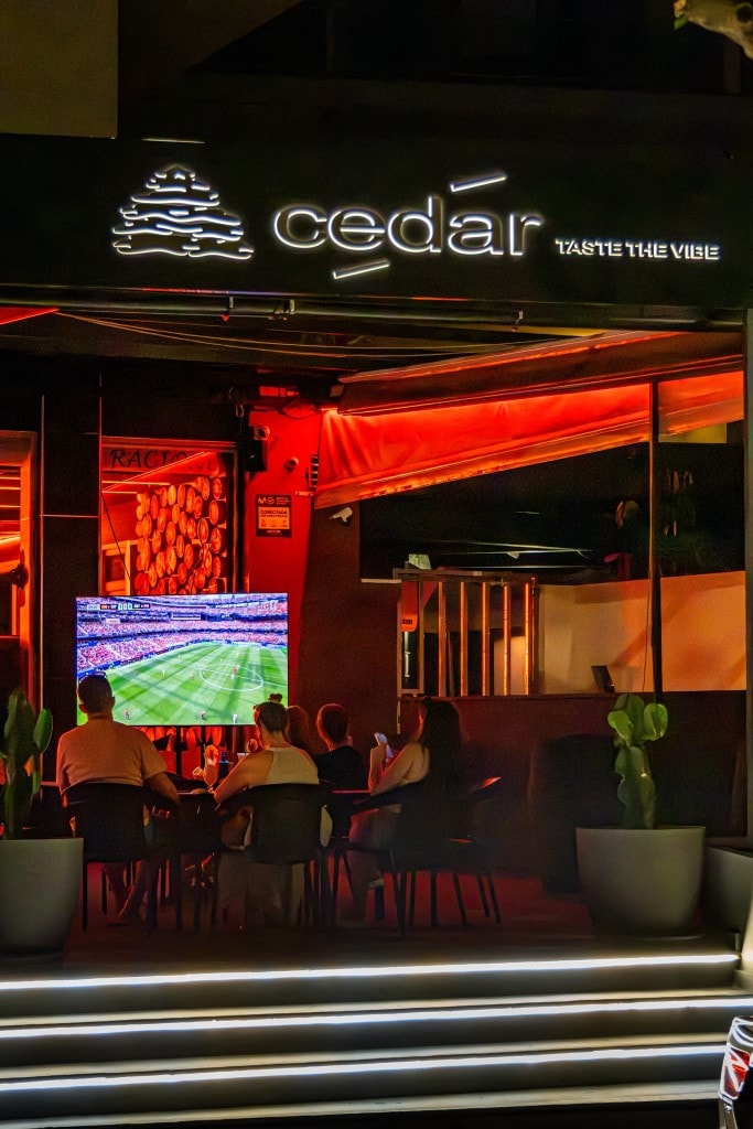 Terraza de noche con fútbol en directo en Cedar Lounge Benalmádena